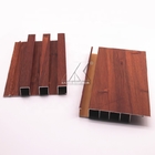 3d che simula profilo di alluminio a forma di U del grano di legno per il soffitto