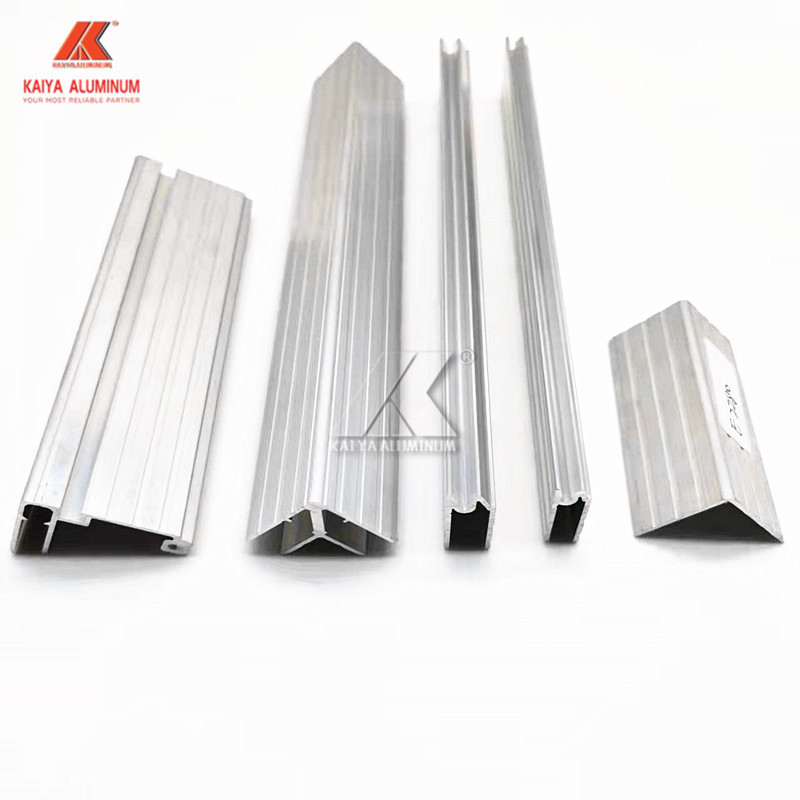 I grandi profili di alluminio d'argento anodizzati inclinano il profilo di alluminio per il caso di volo